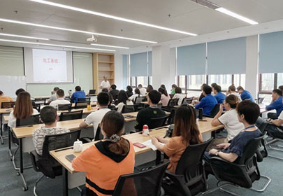 在工作中不斷學(xué)習(xí)，在學(xué)習(xí)中不斷進(jìn)步